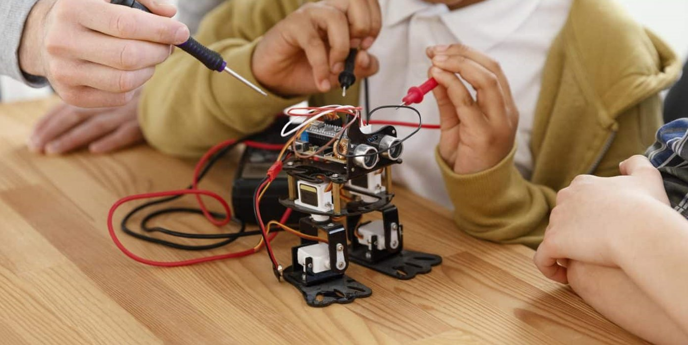 Estudiantes trabajando con robots en un entorno escolar colaborativo
